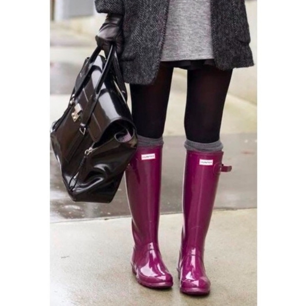 Hunter Tall Orginal Gloss Rain Boots in Dark Berry. Size 8 MENS size 9 WOMENS